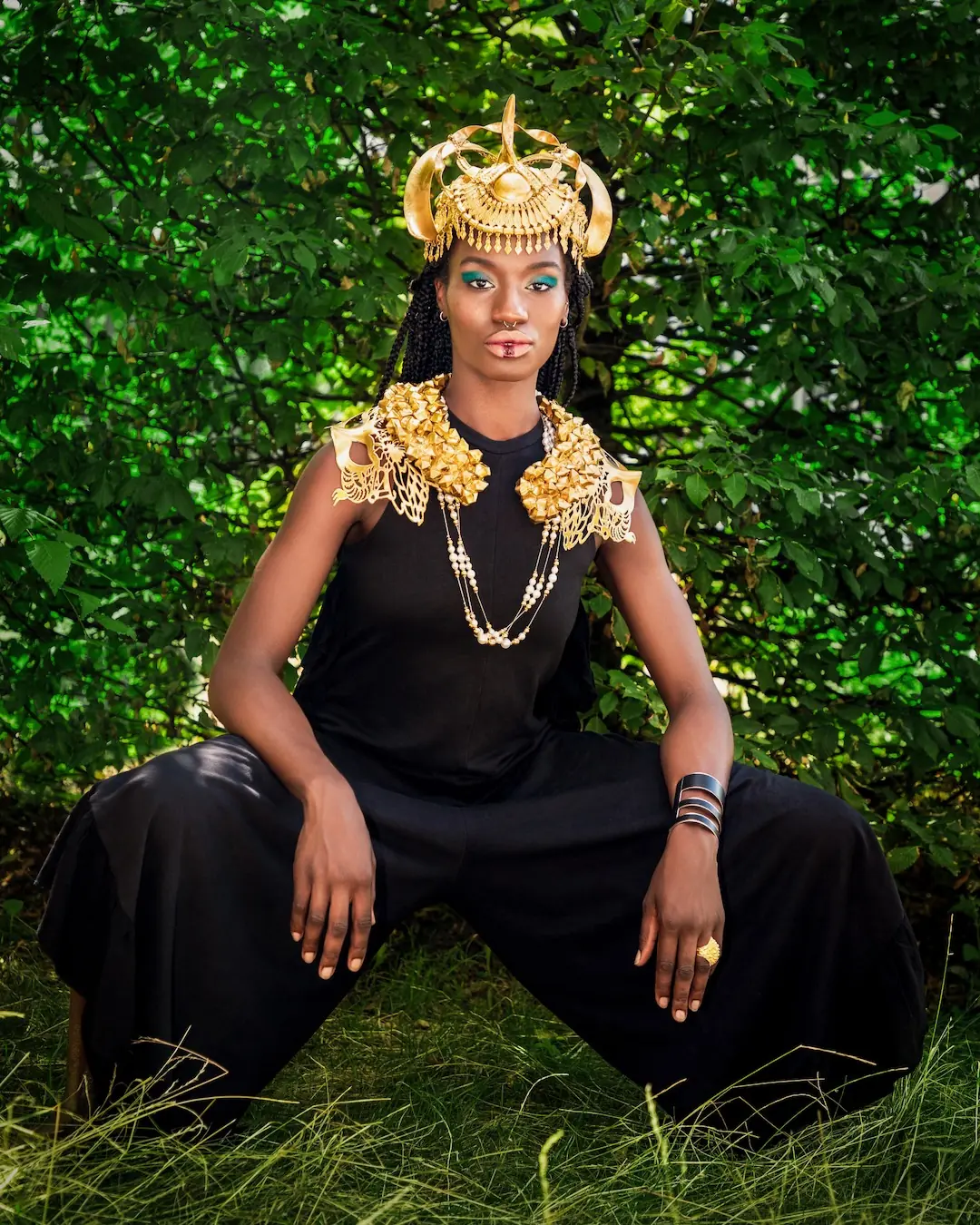 Sculptural Headpieces in Berlin: Building a Cohesive Fashion Editorial Across Six Models - Phil Halfmann Model seated in black fashion with a sculptural gold headpiece